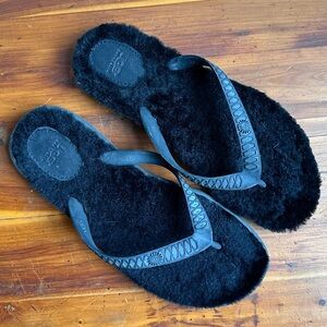 UGG Fluffie Flip Flops // Black // Women’s sz 9